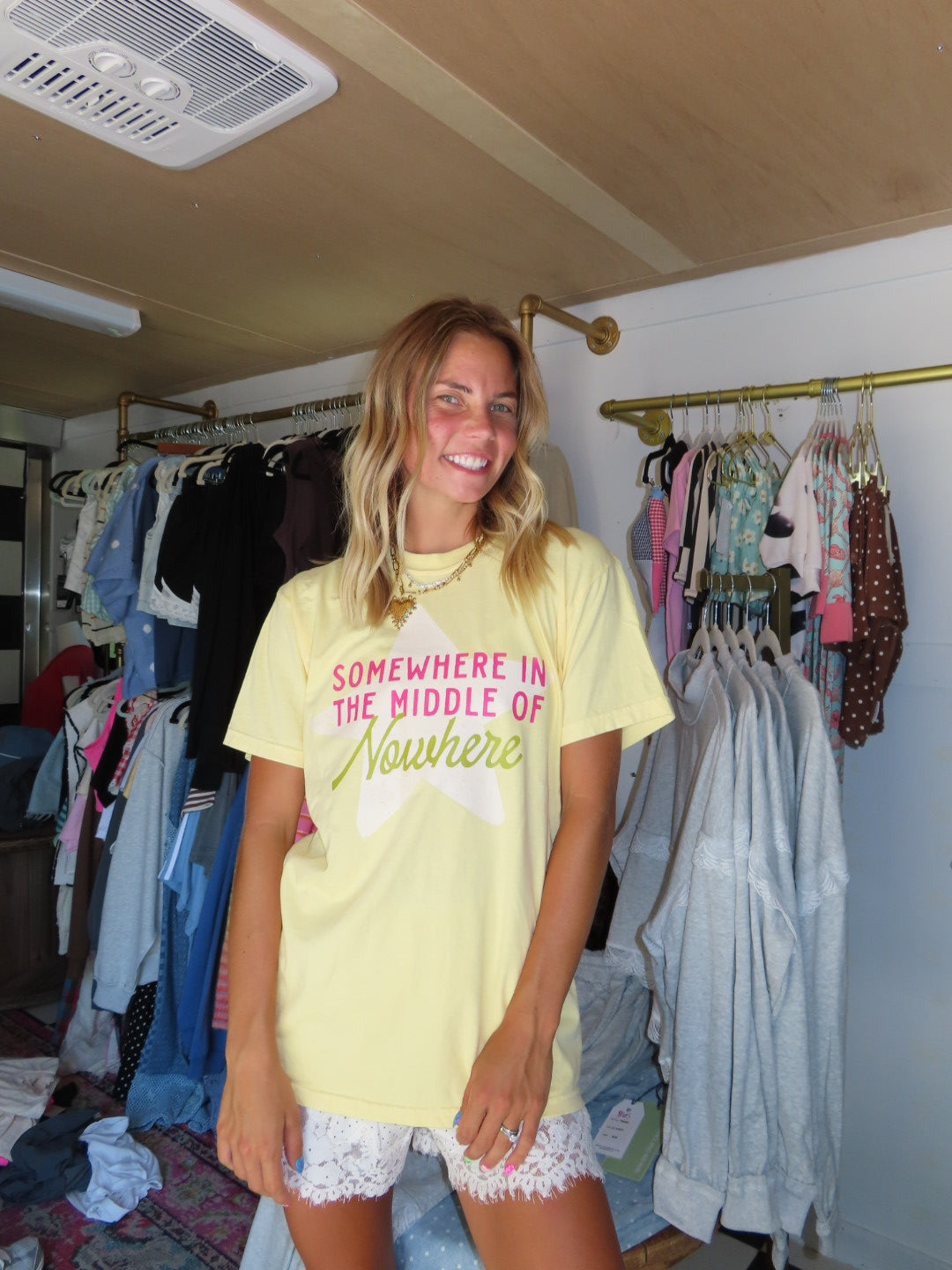 MIDDLE OF NOWHERE STAR GRAPHIC TEE - BUTTER YELLOW